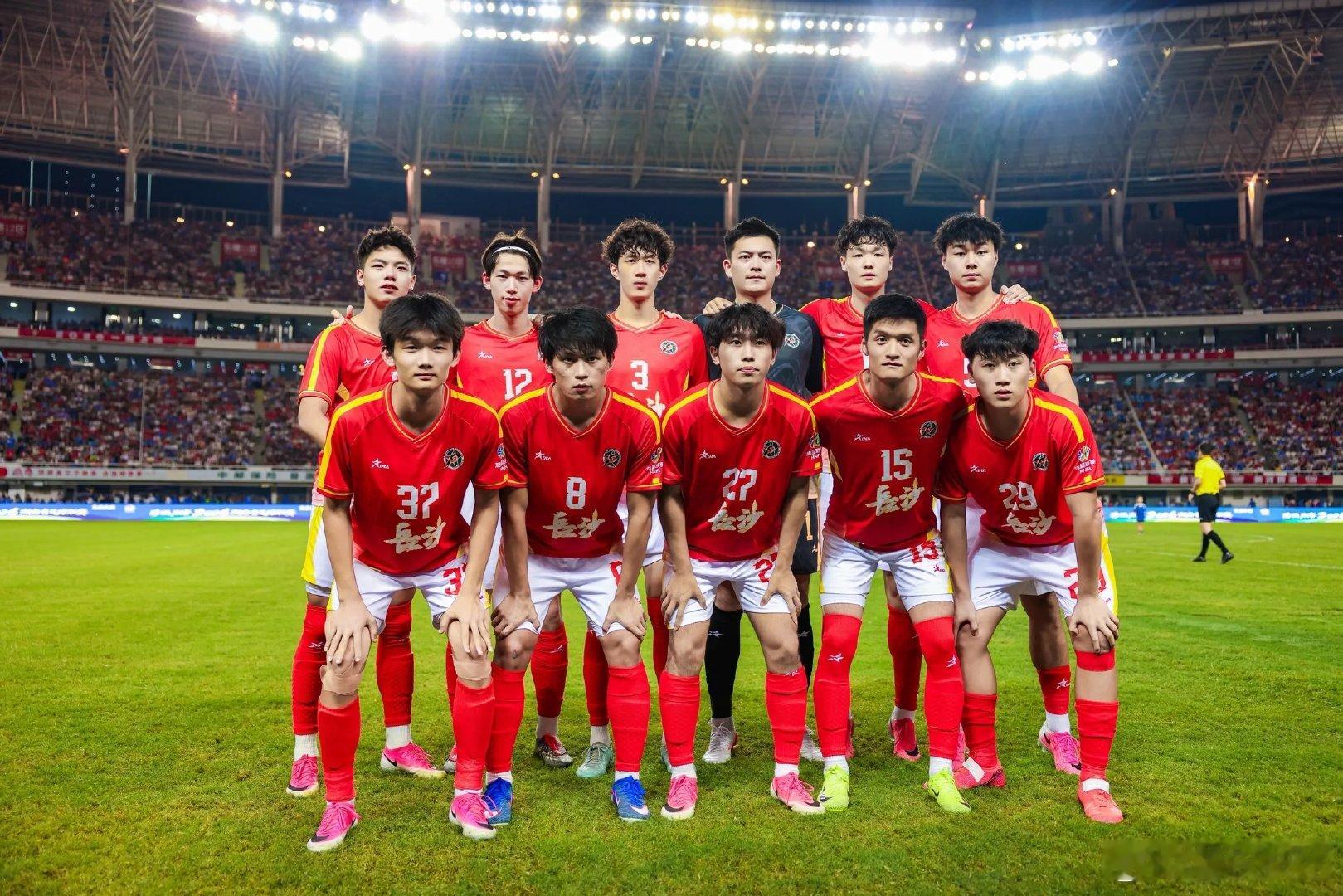 湘超有自己的应援显眼包长沙上演湘超版英阿球迷对决 长沙湘超解锁全新观赛体验，博主