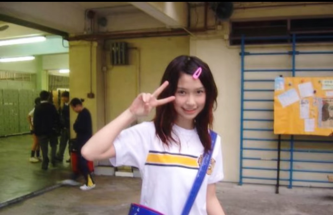 十三岁学生时代的angelabady在香港九龙仔运动场很青涩的感觉还有萌萌的小虎