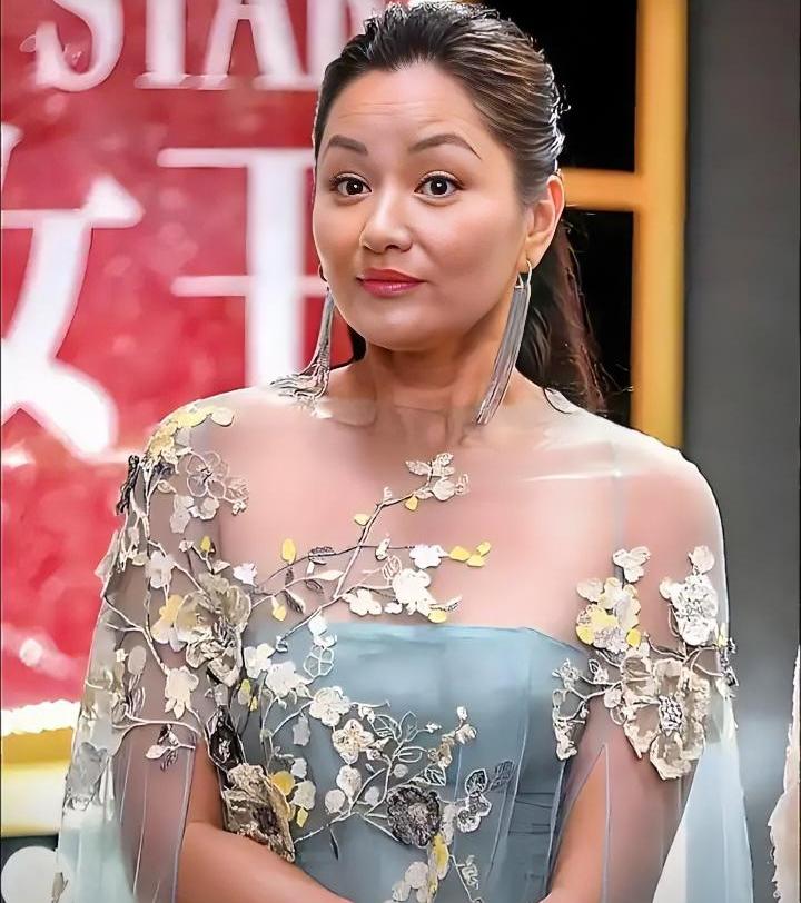 53岁瞿颖，彻底打碎了所有人的“意难平”。她和胡兵三十年知己，被全网磕CP、盼圆