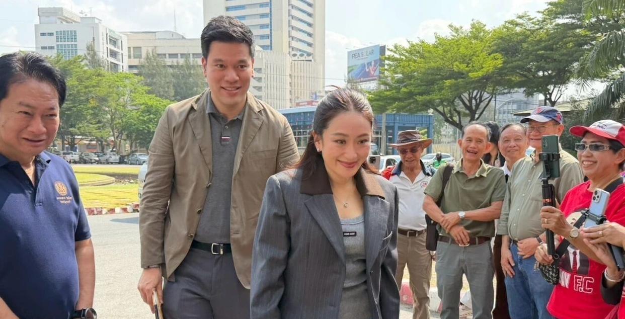 2026年4月9日上午，曼谷空巴蓬监狱外，泰国前总理佩通坦与丈夫、律师一同前来探