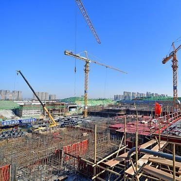 建筑工地的老张，手机屏幕上是同行转发的文章。
“这个冬天会格外漫长。”
他盯着这