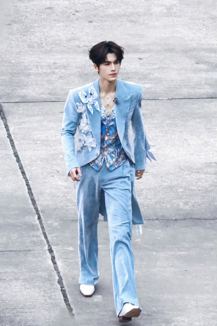 开推真好！又能看到凌帝不一样的妆造了张凌赫蓝色花蝴蝶造型