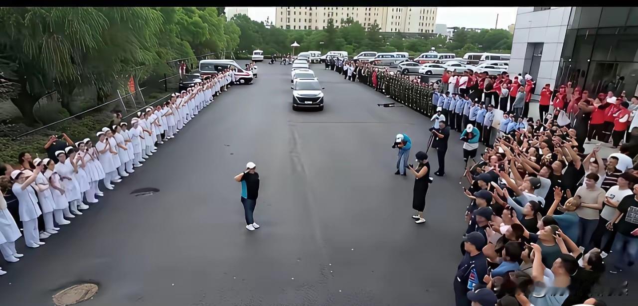 韩红把慈善公益办成沙场点兵，如此重形式轻实效，铺张浪费，让爱心人士很闹心。
  