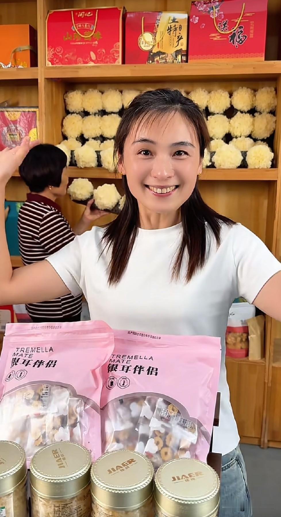 瑾汐今日要在古田卖银耳。原来她是带着莆田妈妈来的，在上一个视频中，瑾汐来到古田，