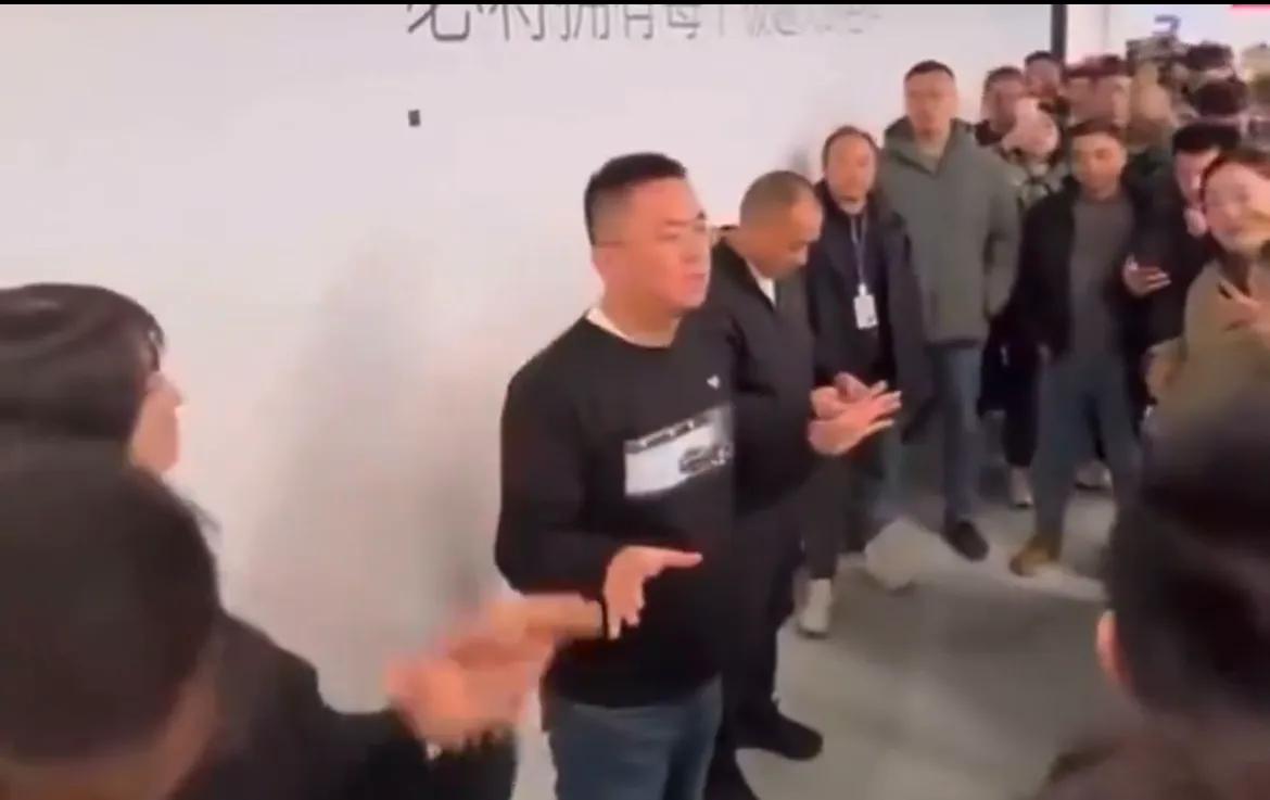 极越汽车这件事，办得很不体面。能把公司搞成这样，管理团队难辞其咎。一个汽车公司，