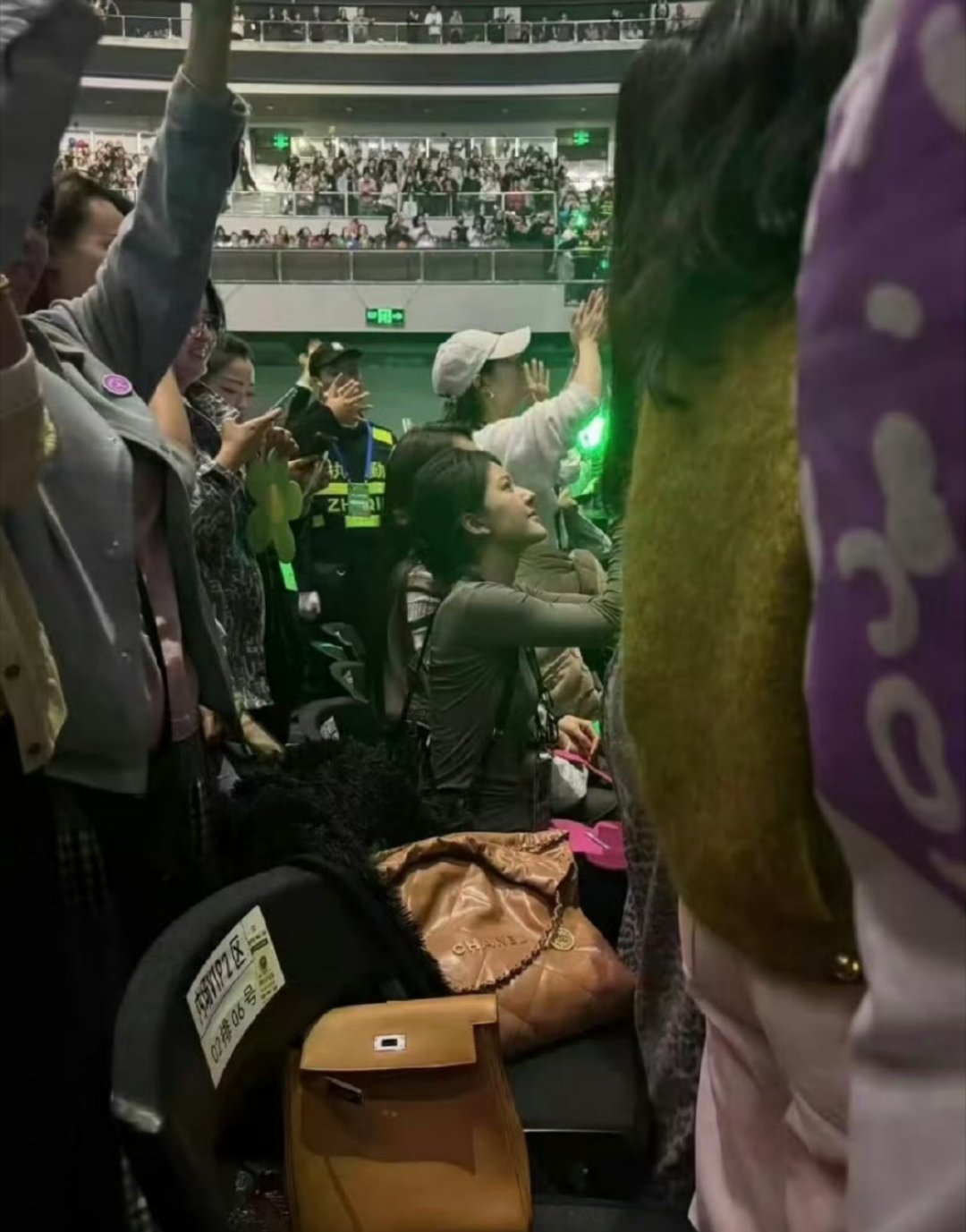 看陈奕迅演唱会能偶遇赵露思且领赵露思签名？！ 