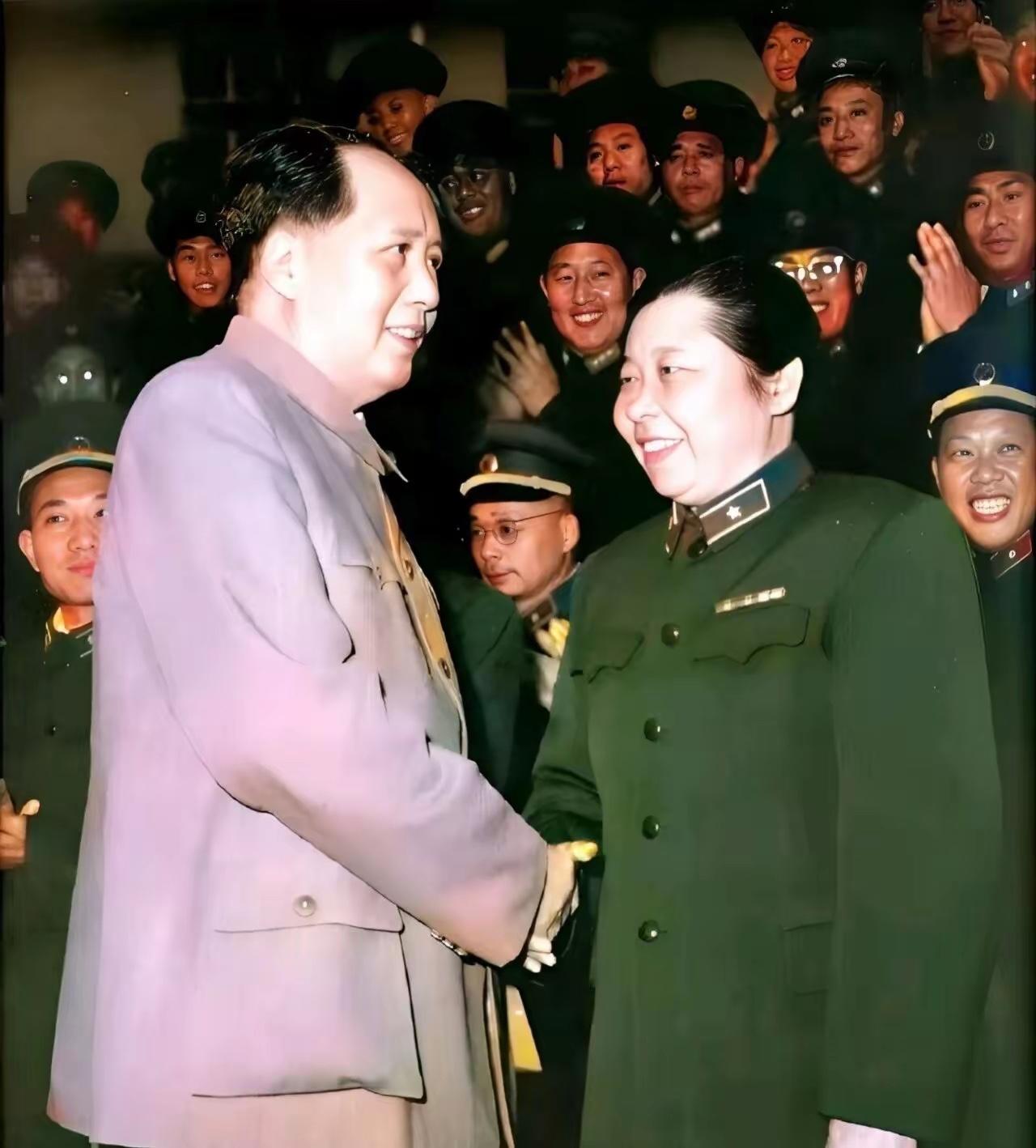 1955年9月27日，中南海怀仁堂授衔仪式上，周恩来总理亲手授予李贞少将军衔，毛