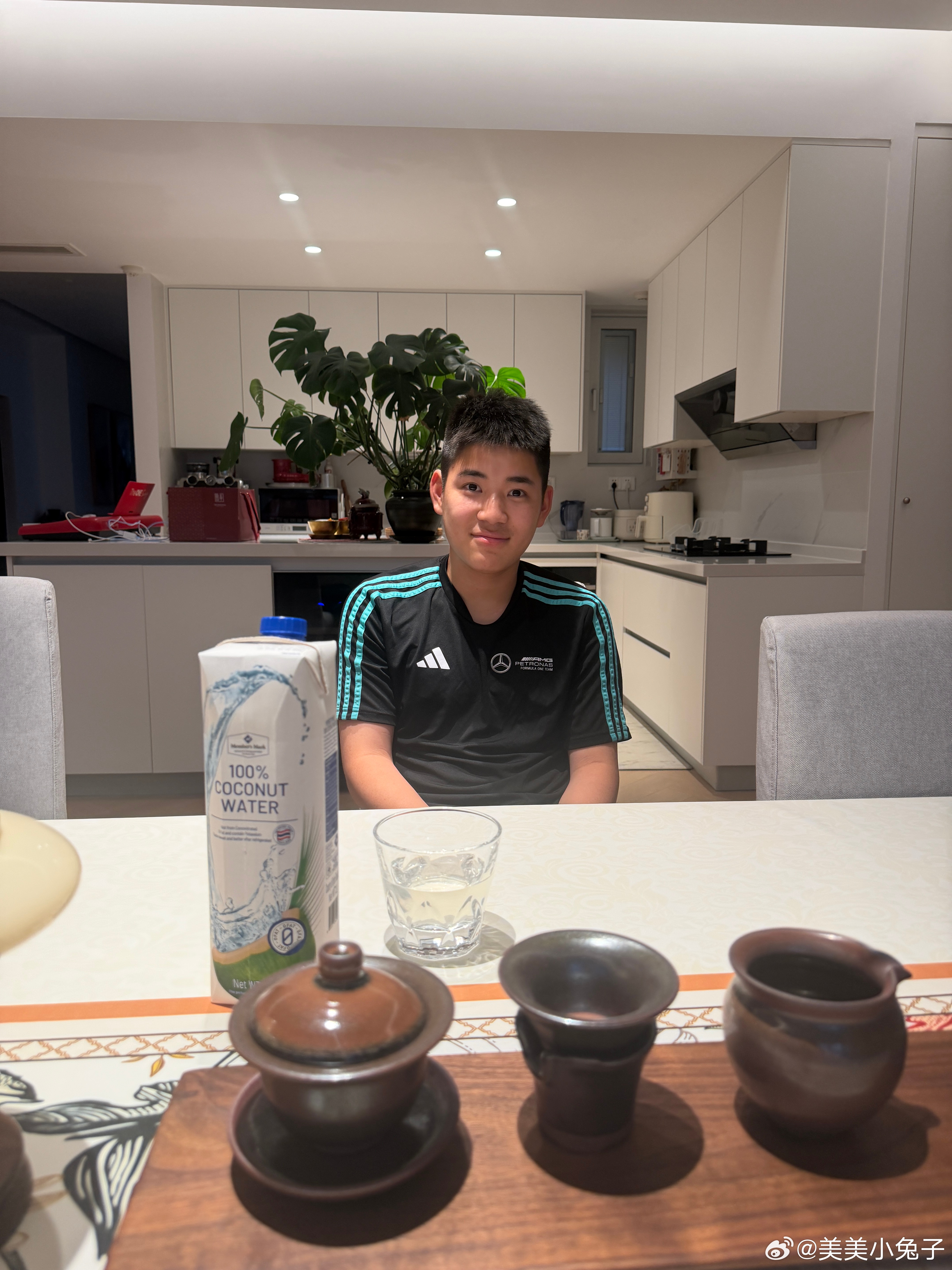 弟弟和阿姨们聊天聊得超开心。我朋友逗他，说你以后挣多少钱会跟老婆坦白吗？他说当然