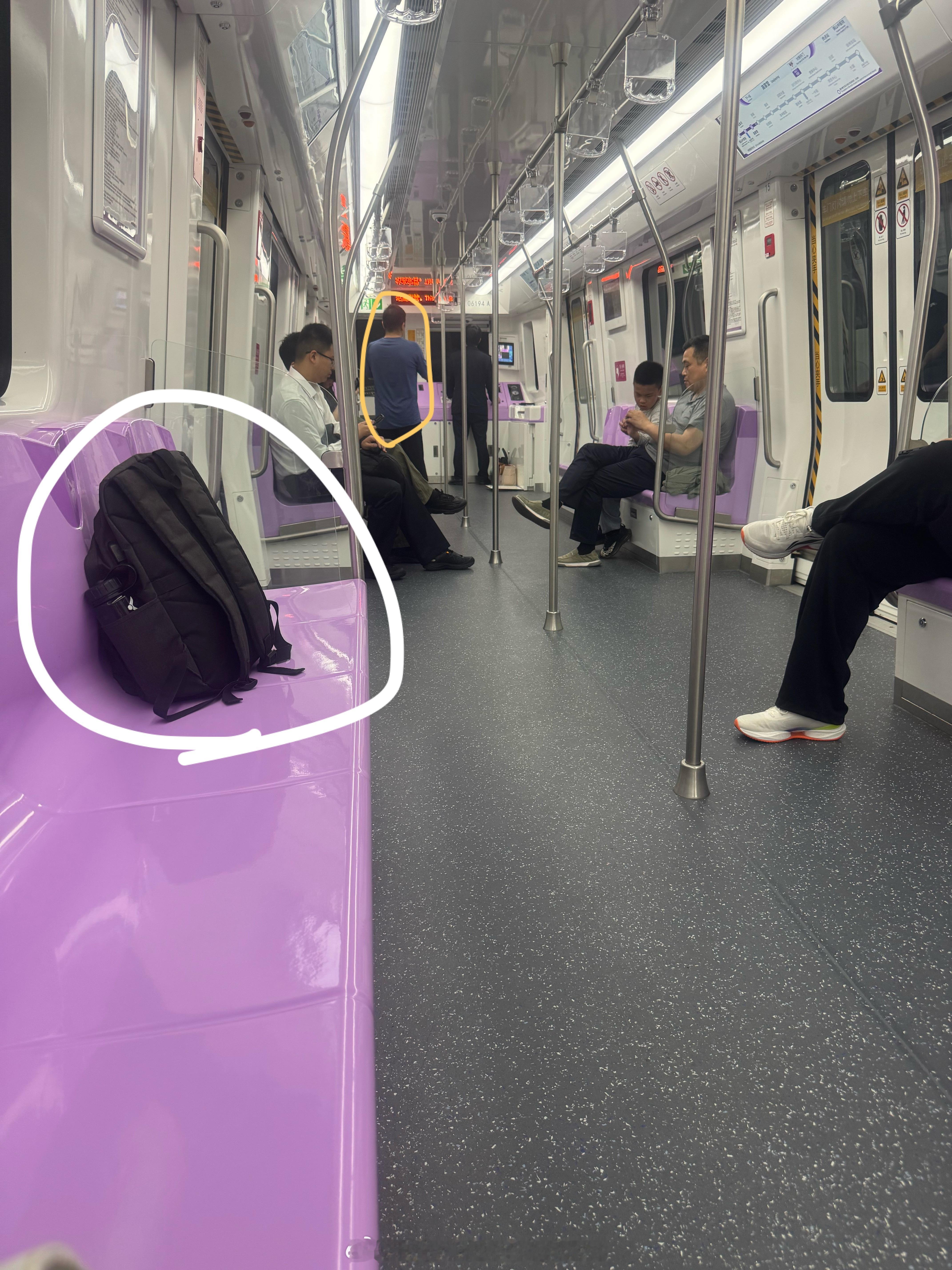 左边有个包，但是没人我还以为谁包忘拿下车了观察了一圈，发现那个人站前面拍地铁无人