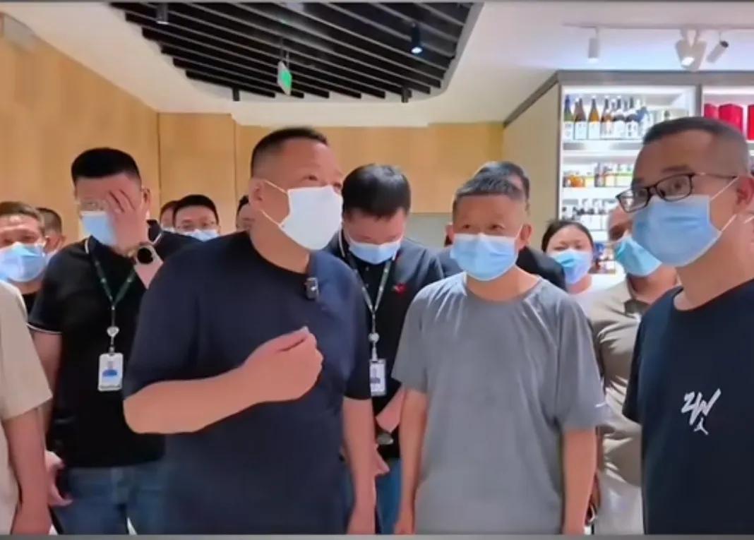 感觉这个胖东来的销售经理被开除有点冤，
一个老大爷走进胖东来的超市，他对服务员说