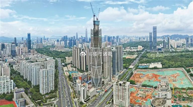 福田湾区智慧广场项目核心筒封顶，预计2027年建成~项目位于深圳中心公园东侧，包
