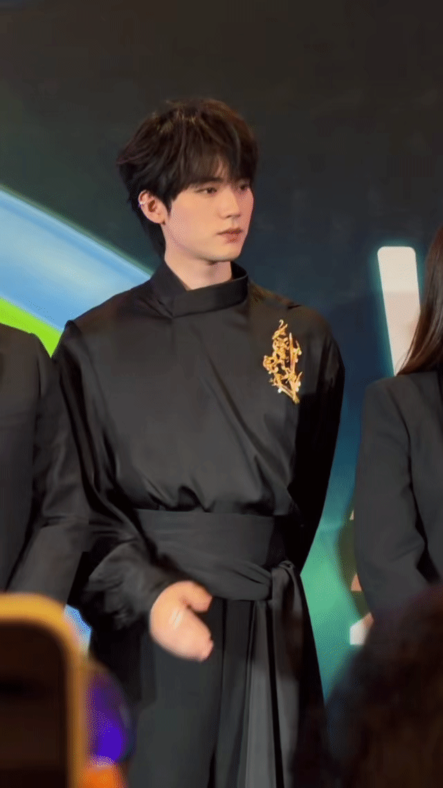 周翊然把新中式穿出了灵魂！银丝刺绣在热带阳光里流淌星辉，改良马面裙摆翻涌成云海，