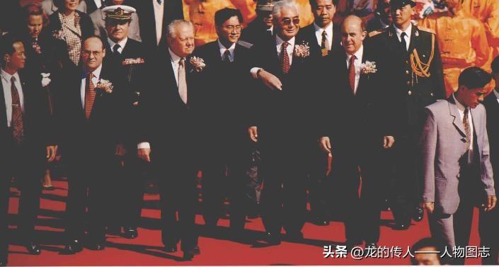 1995年12月8日，澳门国际机场启用庆典在澳门隆重举行。荣毅仁、葡萄牙总统苏亚