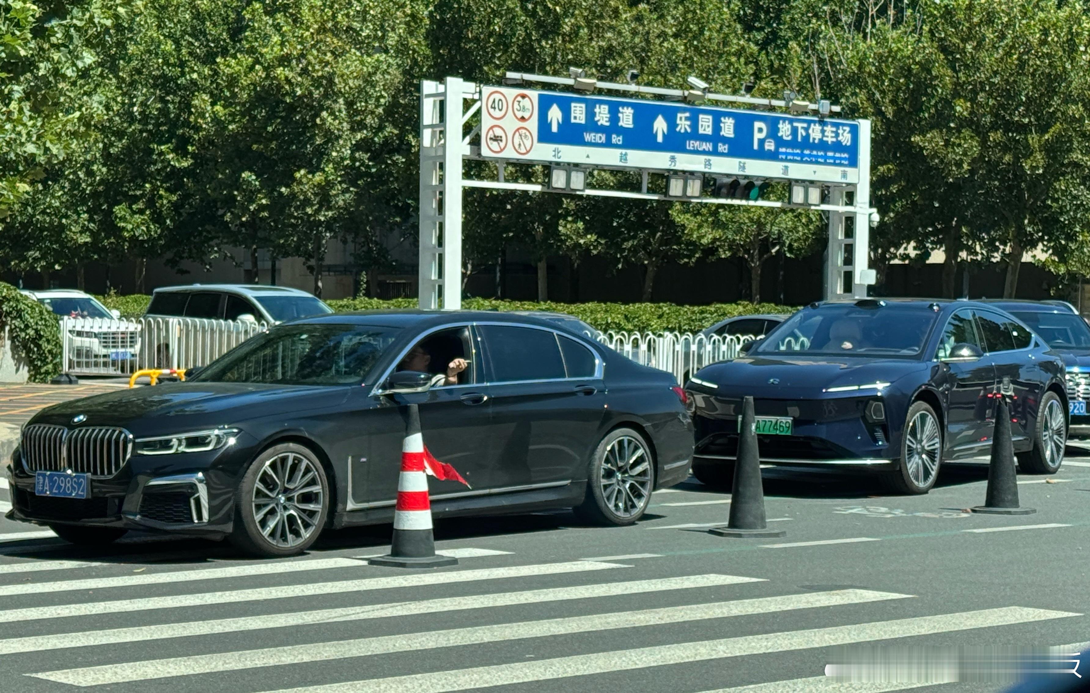 偶遇一台宝马7系 和 一台蔚来ET9我之前最后一台燃油车就是宝马7系现在开的蔚来