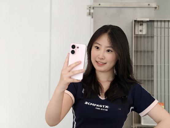 桃桃粉的vivo S30 也很不错嘛，白色和淡粉的渐变就像人间水蜜桃，元气满满，