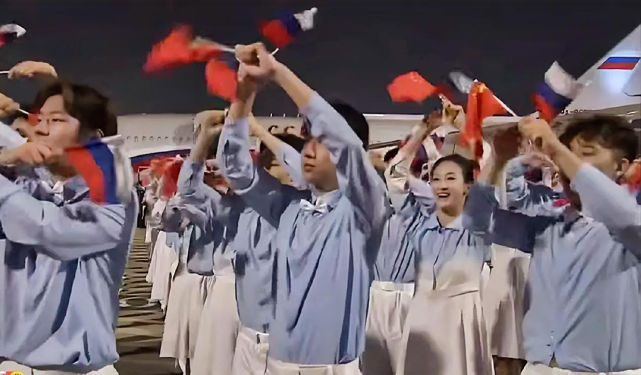 俄罗斯总统普京已经抵达北京，马上就凌晨了，够辛苦的！
我看直播中欢迎普京总统的小