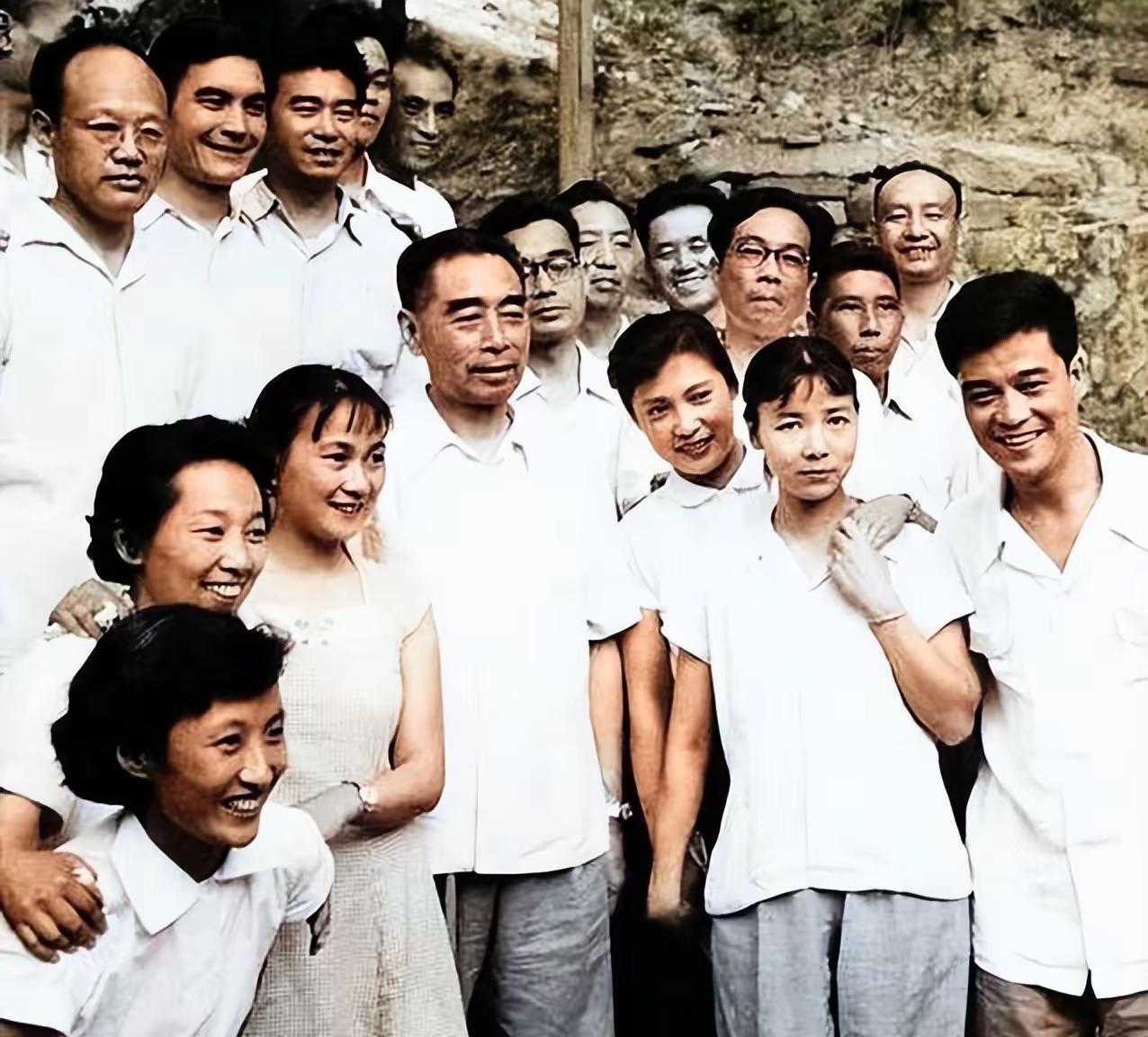 王铎：周恩来总理和电影演员们

朋友们，在1961年6月，周恩来总理在北京新侨饭