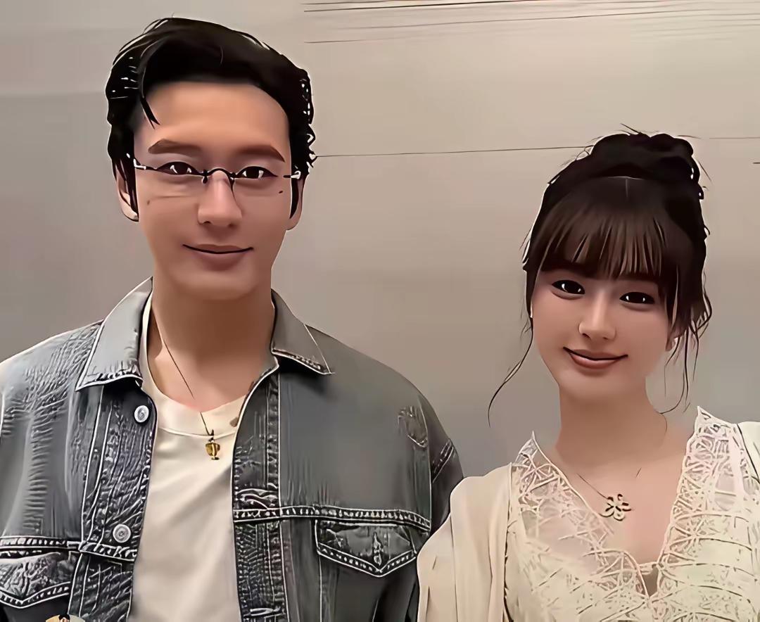 相比之前的叶柯黄晓明的这个女朋友
胡冉儿更加年轻貌美一些
但是跟他前妻baby杨