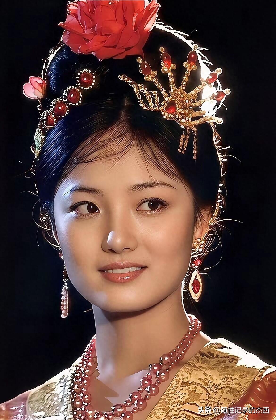 她的颜值和气质一点也不输年轻时候的周涛，倾城倒国，太美了。

是一名来自于云南的