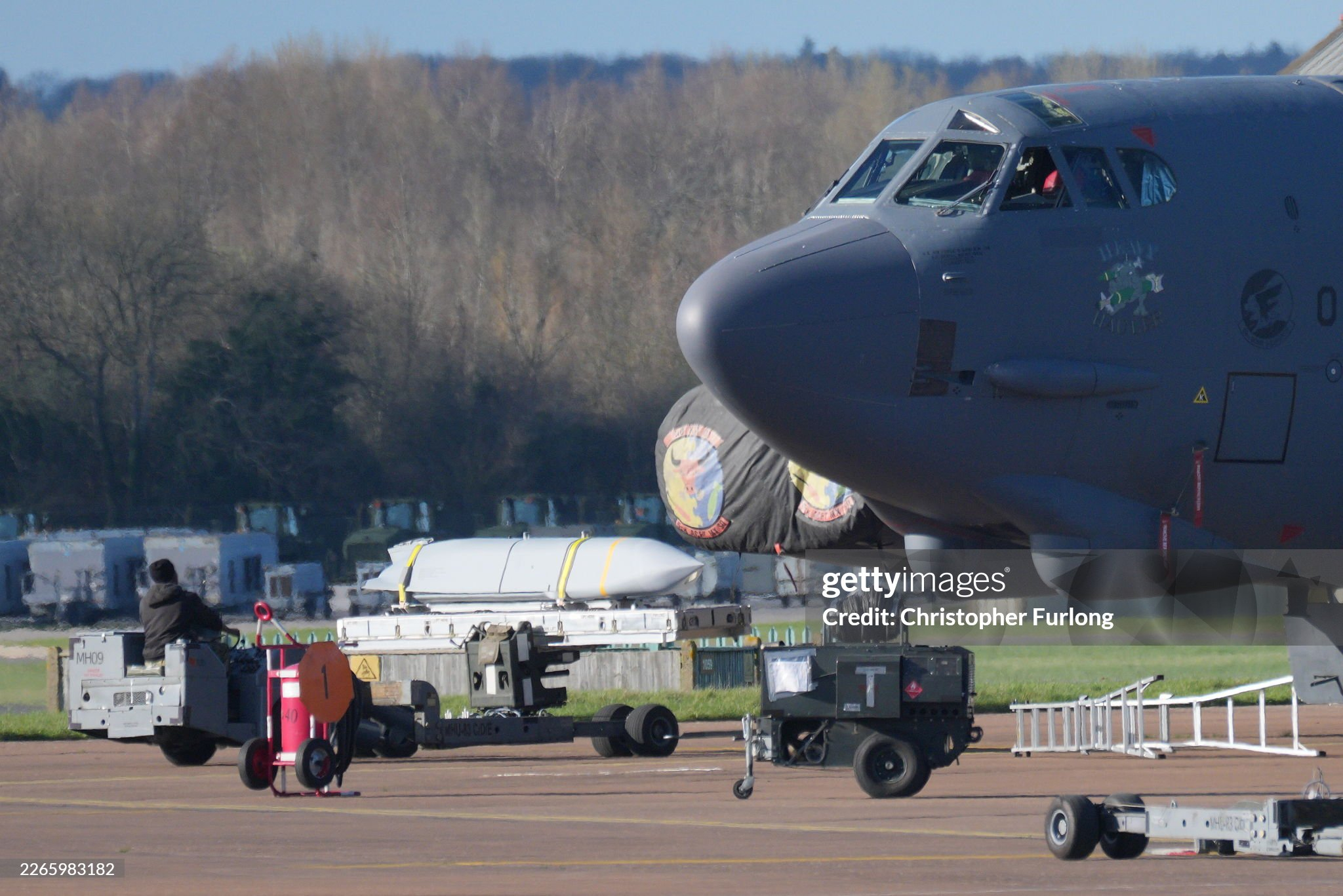 3月14日，在英国费尔福德皇家空军基地，MD二等人地勤人员正在将JASSM/JA