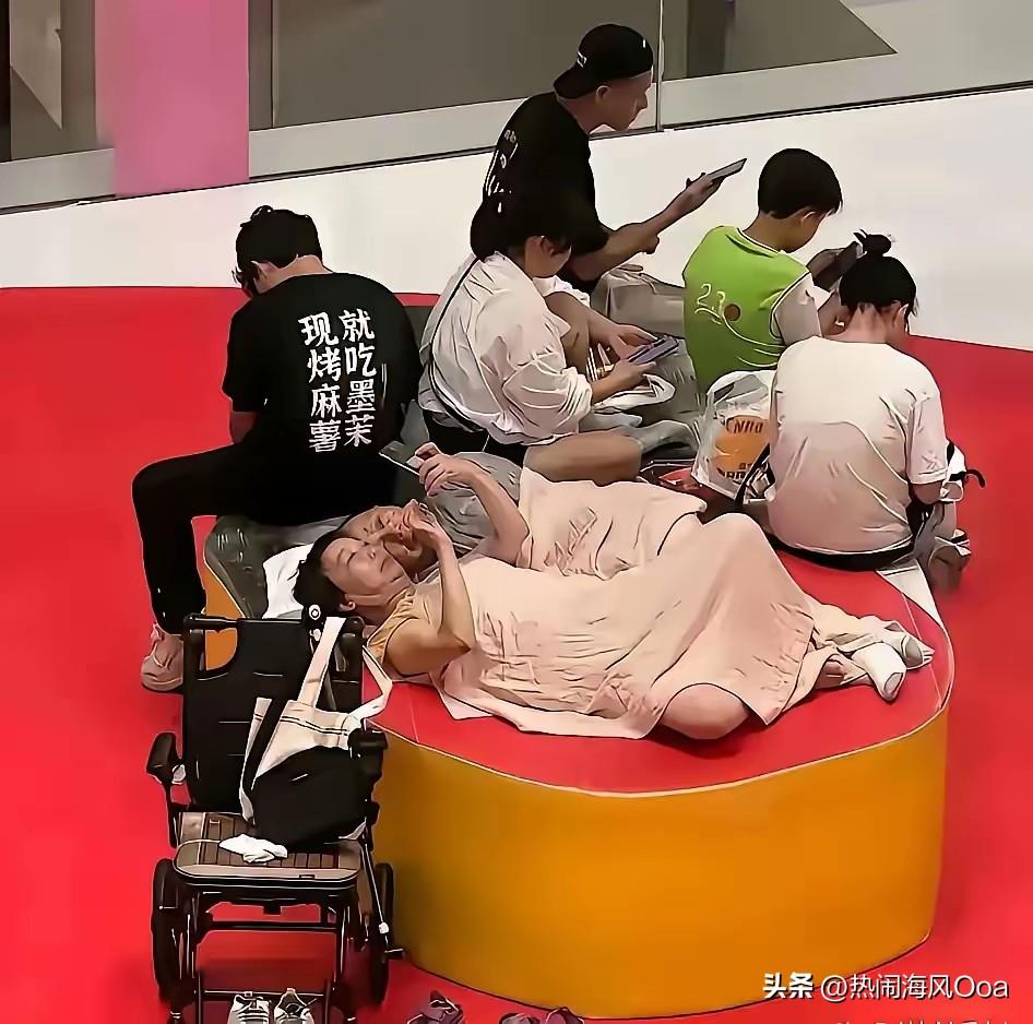 这叫什么事儿啊？大热天的，你出来蹭空调，在商场里凉快凉快也就算了。

但是也不能