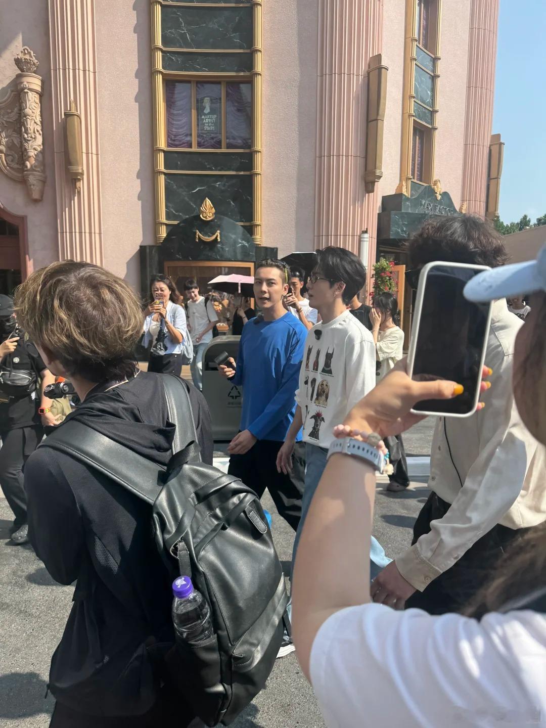 环球影城偶遇陈伟霆曾舜晞九门 剧中一起破解重重谜局，线下相约环球放松散心，陈伟霆
