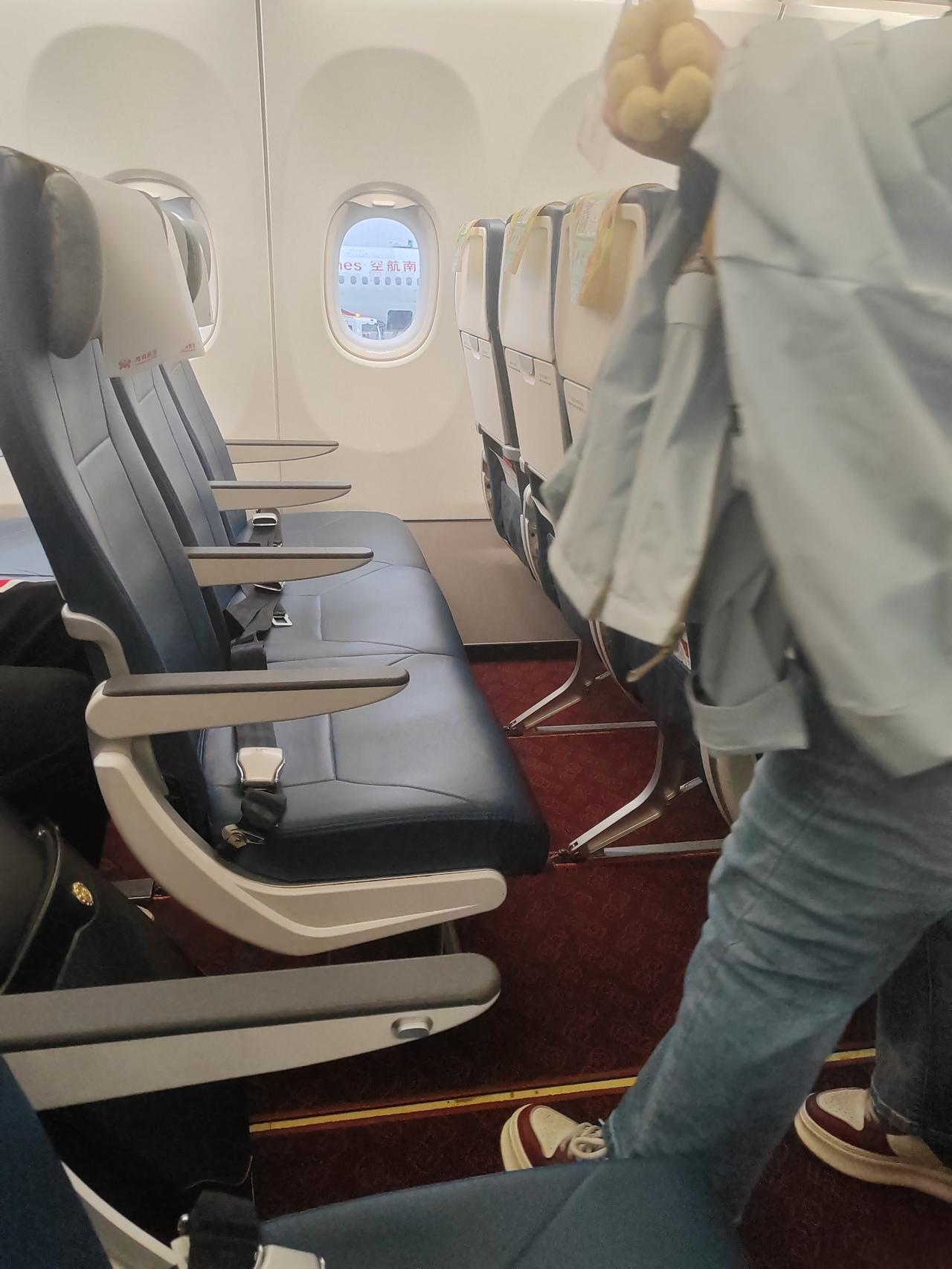航空公司所谓的服务，1.7米高坐下来都顶膝盖，椅子越来越密，说要提升服务，却跟服