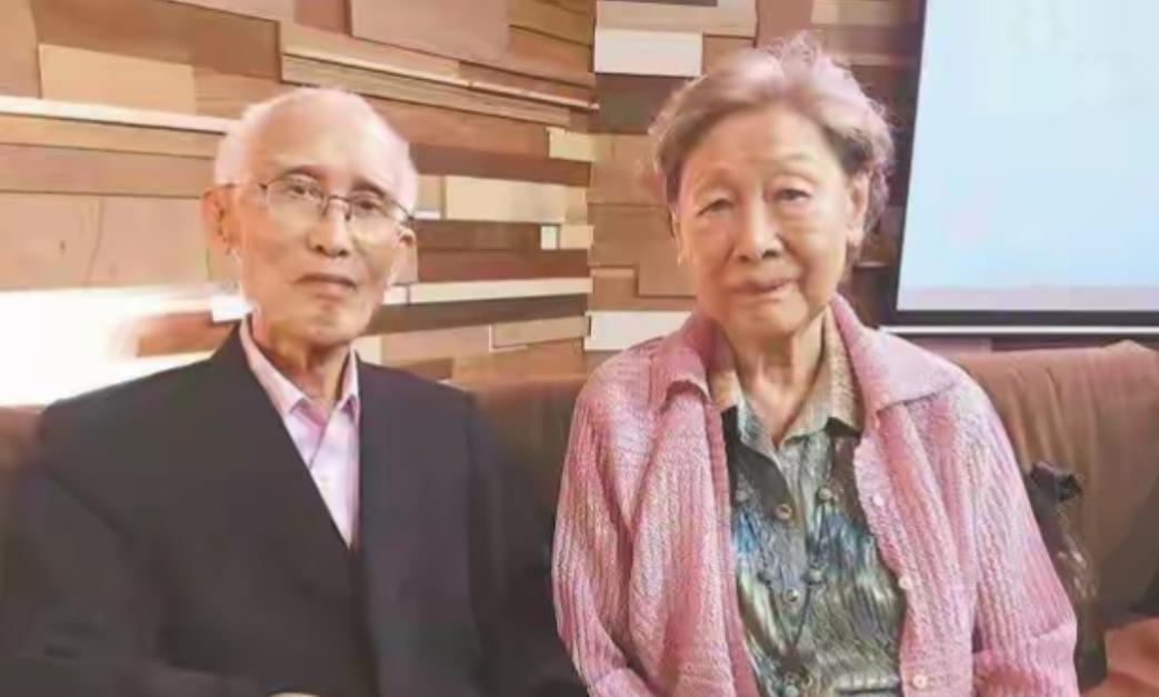 余光中17岁时爱上了14岁的表妹，虽因无法生育坚持娶她，婚后他们竟然在七年内育有