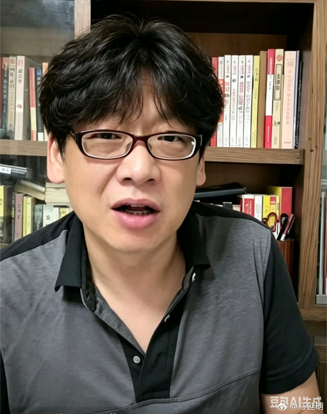 图一是“某网络大V”的照片。图二是网友看直播时，用AI给“某网络大V”生成的满头