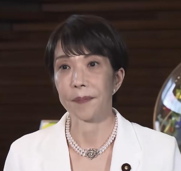 高市早苗这回是真装不下去了！眼看中国的大杀器跨过太平洋，她的内阁瞬间慌了神，想尽