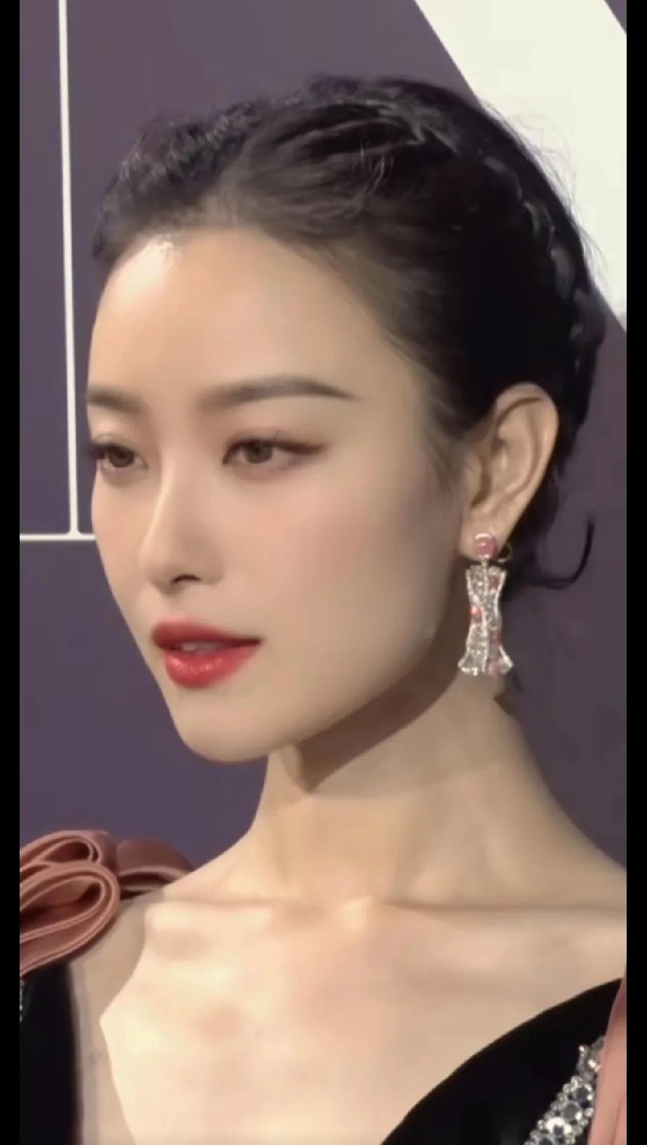 倪妮这个妆好好看！[呲牙]
突然就get到她了 之前觉得她挺普的
就是比较修长而