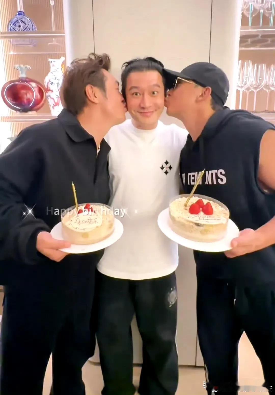 黄晓明带着叶珂去参加陈浩民的生日会了，霸总真的超爱[祝福]

最近刷短视频就能刷