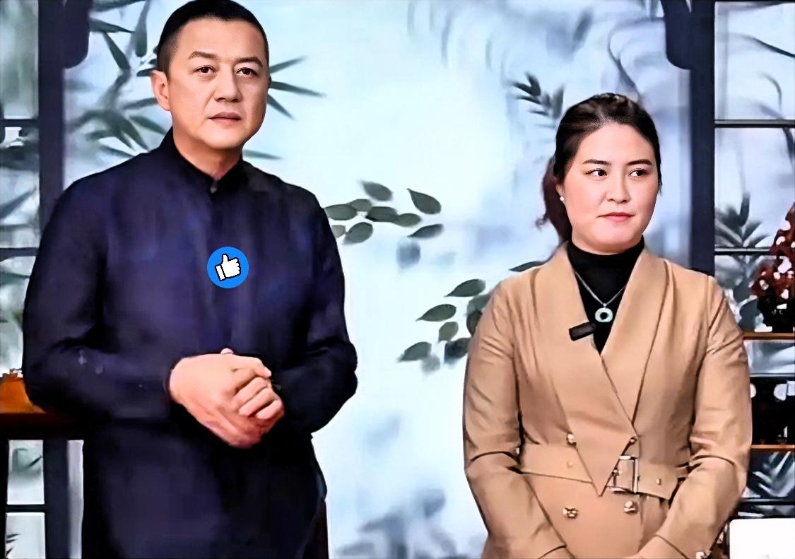 昨晚李亚鹏直播间 有个挺有意思的细节 那位卖茶叶的女老板全程绷着脸，不是茶叶卖的