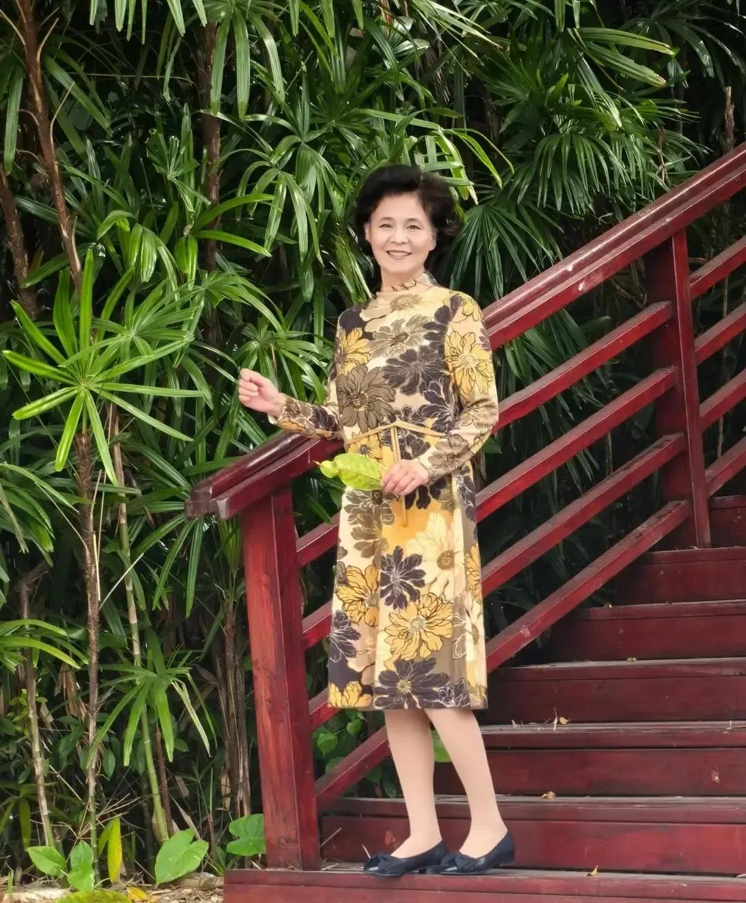 穿裙子的她大雪天还套着印花羊毛连衣裙踩落叶，我刷到的时候正裹着羽绒服抖腿。
她五