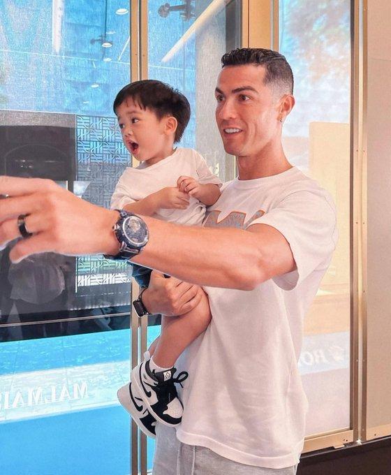 这是谁家小孩合上影了🍋C罗[超话] ​​​