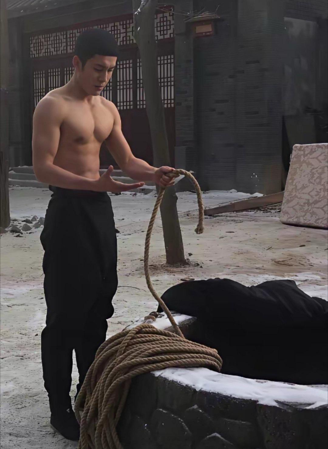 男演员身材这么好，颜值也高，为什么爆火不起来呢？ 
