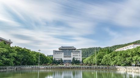 黑龙江八一农垦大学在大庆市，黑龙江省属重点大学，也是农业农村部共建高校。前身是1