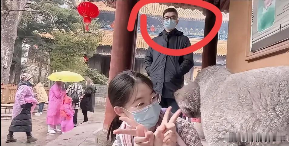 这张照片，这个丈夫的眼神直勾勾的盯着给他拍照的朱女士，已经看不出半点爱意，反而让