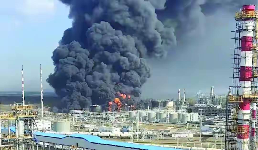 乌克兰这波下手够狠，7月至少18家俄炼油厂挨了炸，鄂木斯克这座全俄最大炼厂直接趴