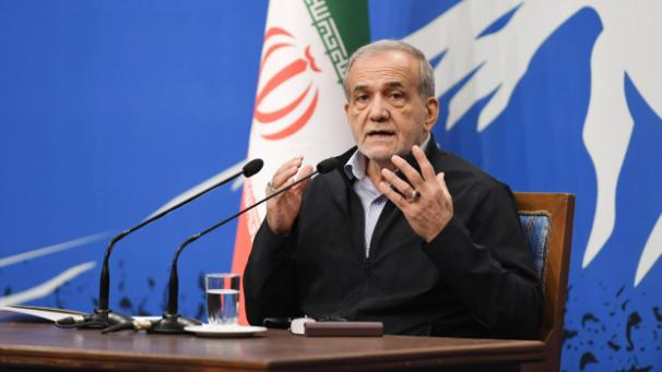 伊朗总统传来消息，
4月14日，伊朗总统佩泽希齐扬突然放话，说愿意继续跟美国谈。