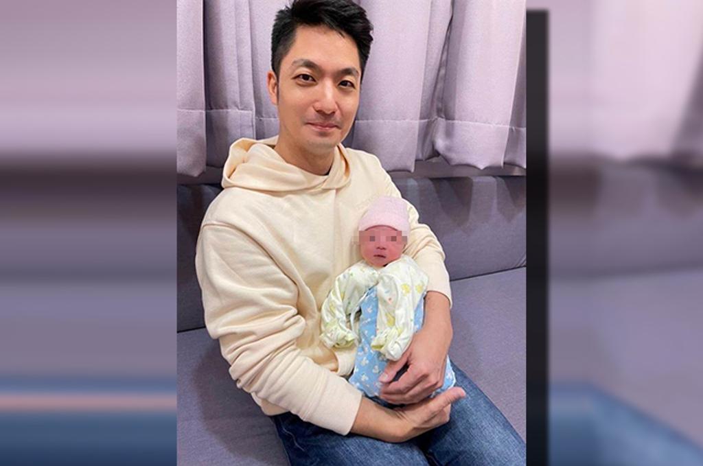 蒋万安抱娃，马英九抱娃，蒋友柏抱娃，他们抱娃的姿势各不同，但开心是一样的。