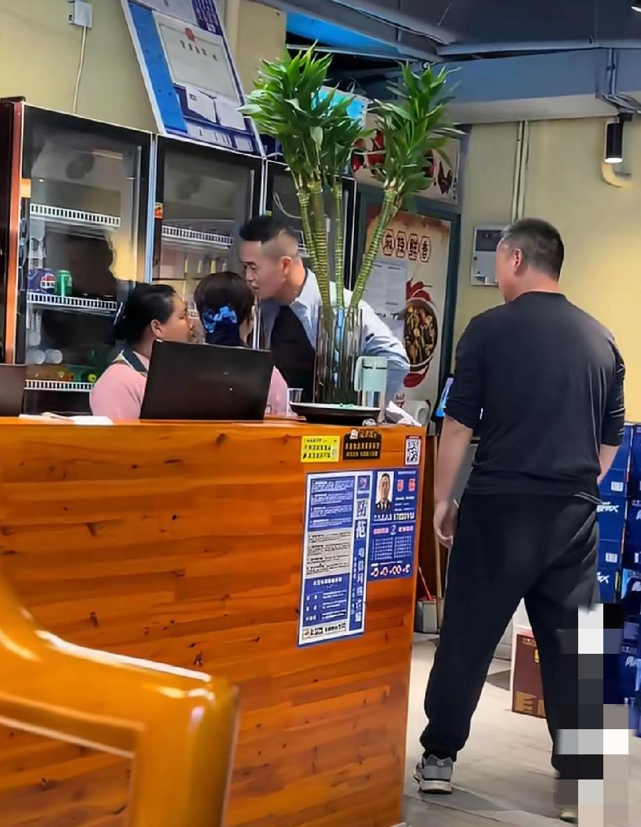 饭店里面的一幕:男子喝酒有点多了，还想要酒，服务员好心劝道:“你已经喝的差不多了