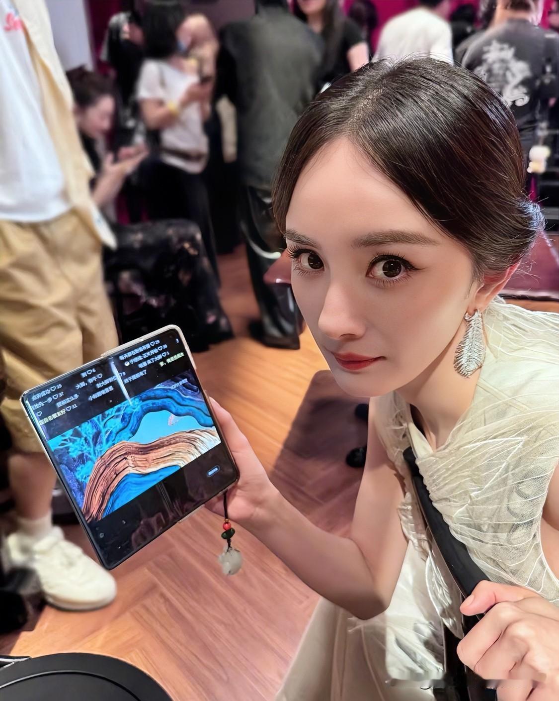 杨幂追剧中，速来围观！