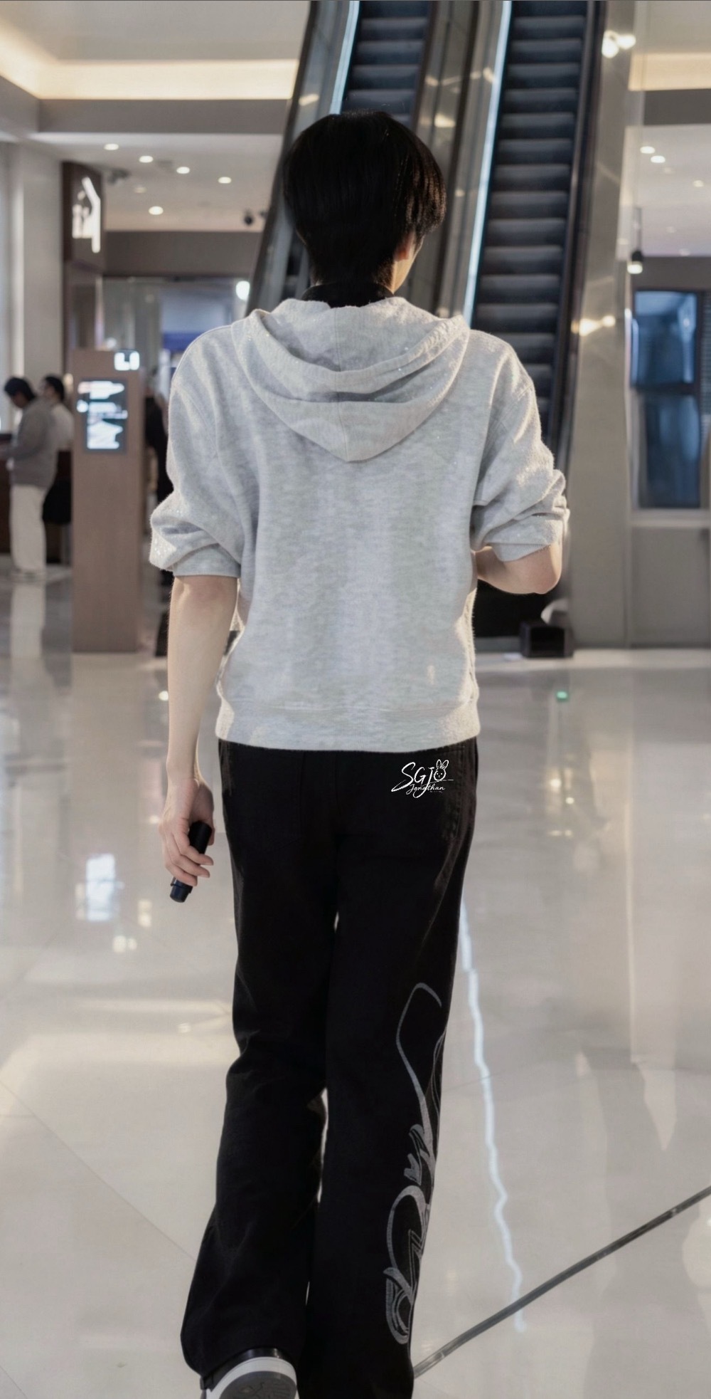 vogue你糊涂啊 漏邀了一位比例三七分、台步超绝的拉布布梦男陈肘纳森…还他无聊