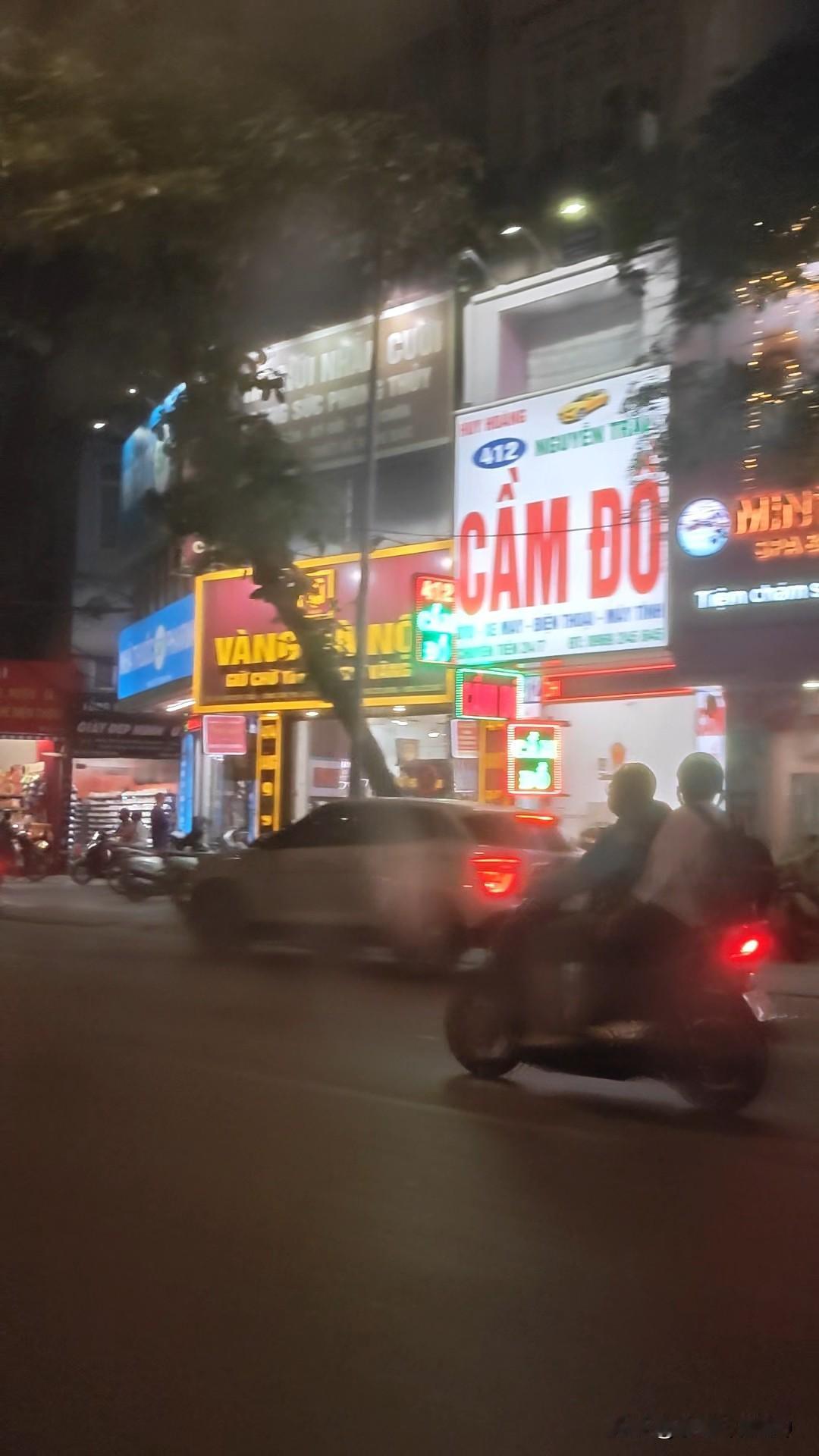 在越南街边逛夜景，想找个有中文的字可太难了。街头招牌、广告满眼都是拉丁字母，像“