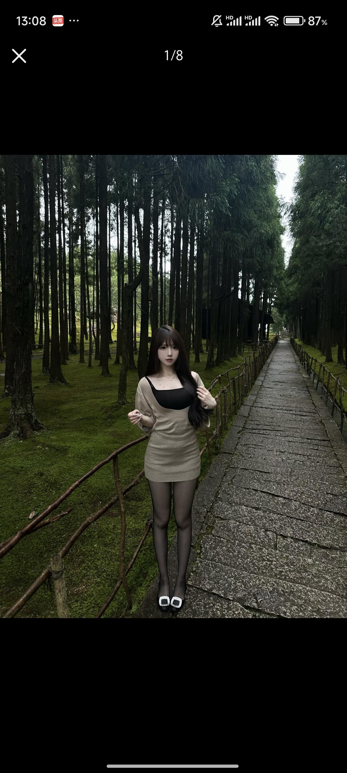 森林中的时尚少女，黑白穿搭尽显优雅。
