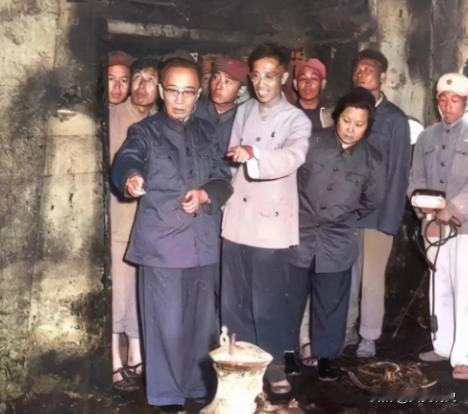 1956年，在郭沫若、吴晗的强烈要求下，国家同意了挖掘万历皇帝的陵墓，在打开棺材