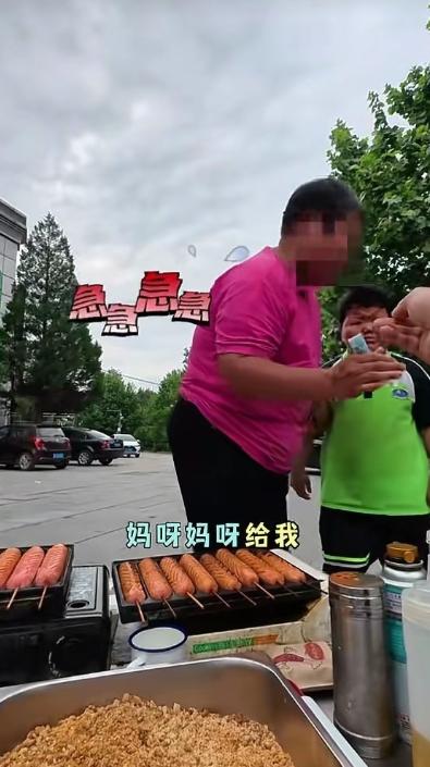 这已经不能用占便宜形容了！近日有位博主摆摊卖烤肠，一位宝妈掏出十元买一根五元的烤