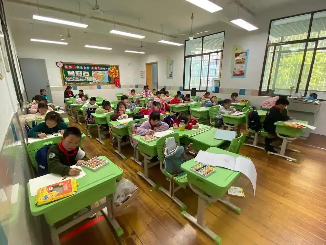 不生小孩了，韩国关了很多中小学。

韩国媒体报道，韩国计划今年关停17个地区的4