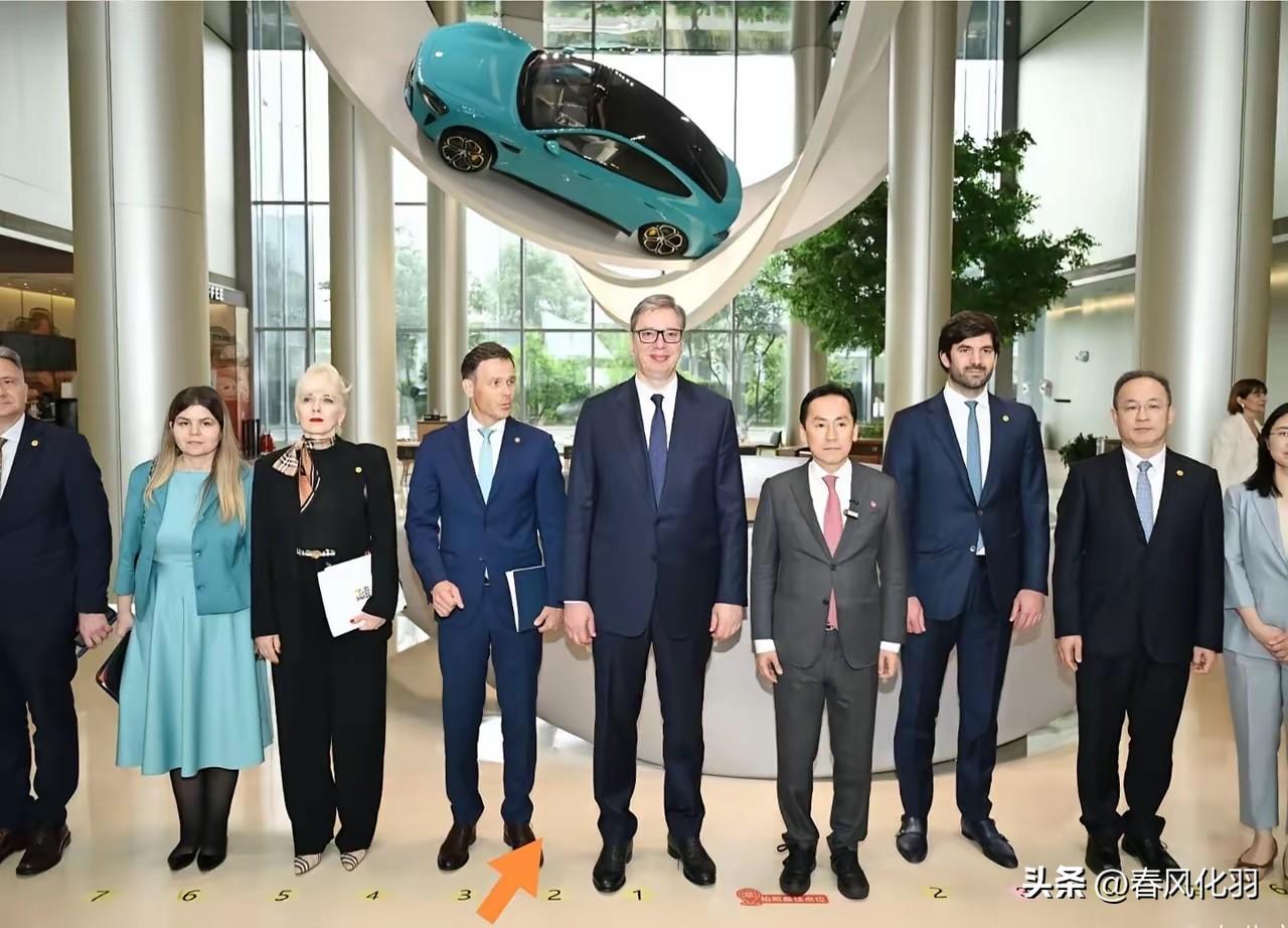 武契奇最近在欧洲可太吃香了。
冯德莱恩见他，科斯塔也见，马克龙和默茨排着队跟他聊